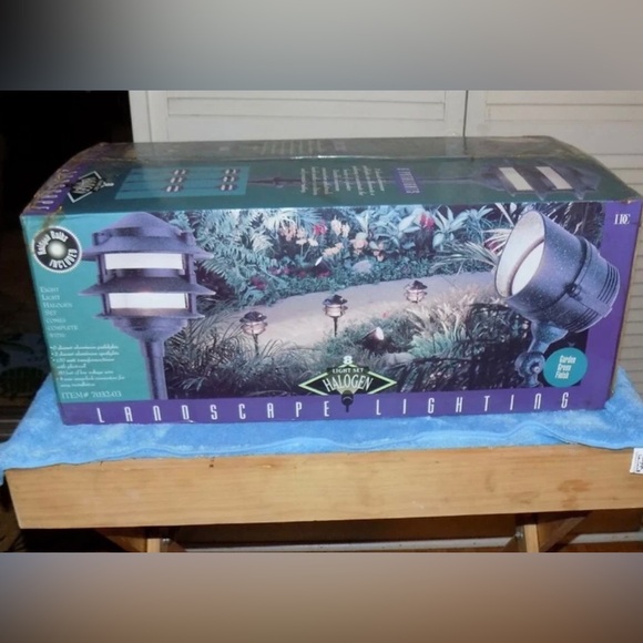 Landscape Lighting Complete 8 Light Halogen Set with 150 Watt Transformer - Picture 1 of 4